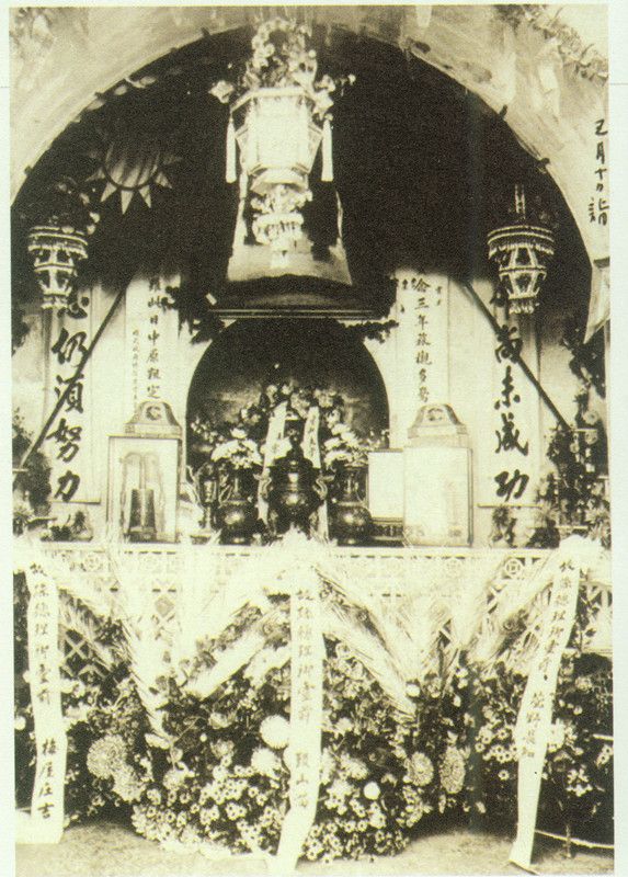 4-8、照片：1929年3月10日，梅屋莊吉以自己和萱野長知等人的名義在孫中山靈柩前敬獻的花圈的照片