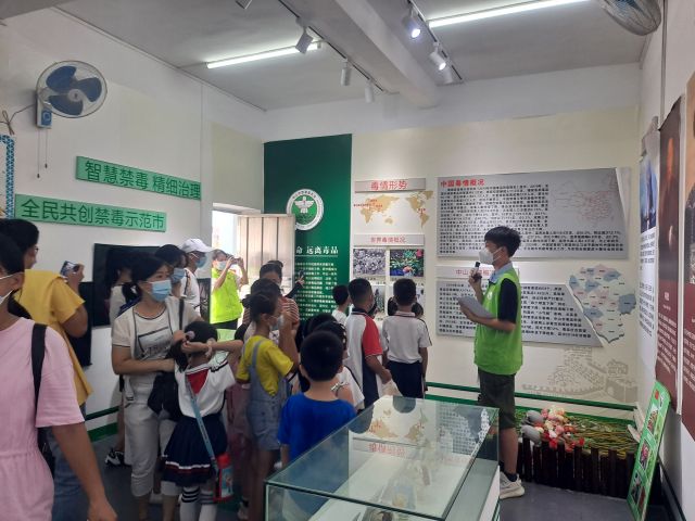 三鄉(xiāng)鎮(zhèn)開(kāi)展“拒絕毒品，你我同行“禁毒教育基地參觀活動(dòng)照片1.jpg