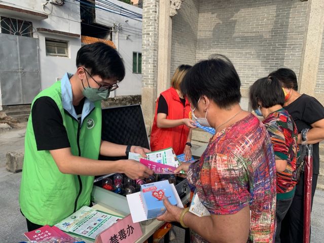 三鄉(xiāng)鎮(zhèn)開展“宣傳禁毒進(jìn)小家，‘無毒’社區(qū)靠大家”活動照片3.jpg