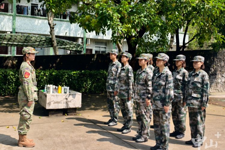 中山“準(zhǔn)女兵”接受封閉式集訓(xùn)